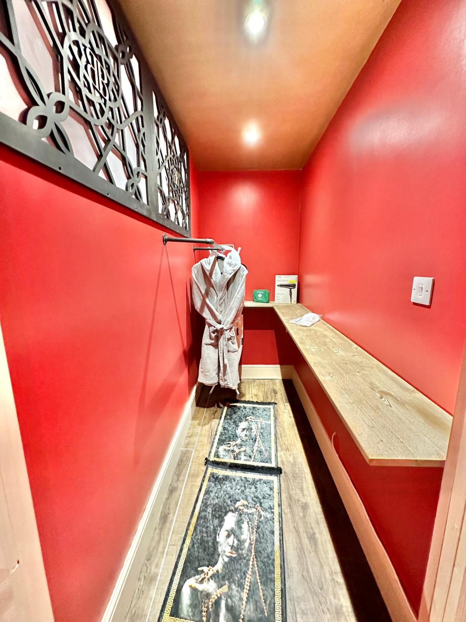 Beyond - Romantic Basement Apartment - Close To Beach - With Parking Bournemouth Buitenkant foto