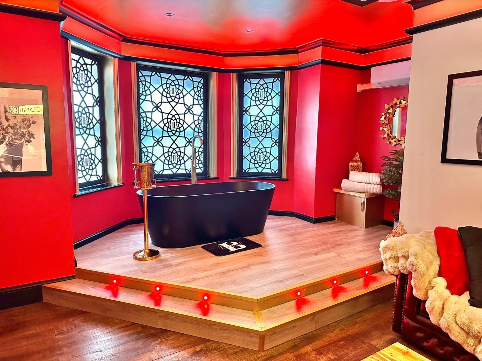 Beyond - Romantic Basement Apartment - Close To Beach - With Parking Bournemouth Buitenkant foto