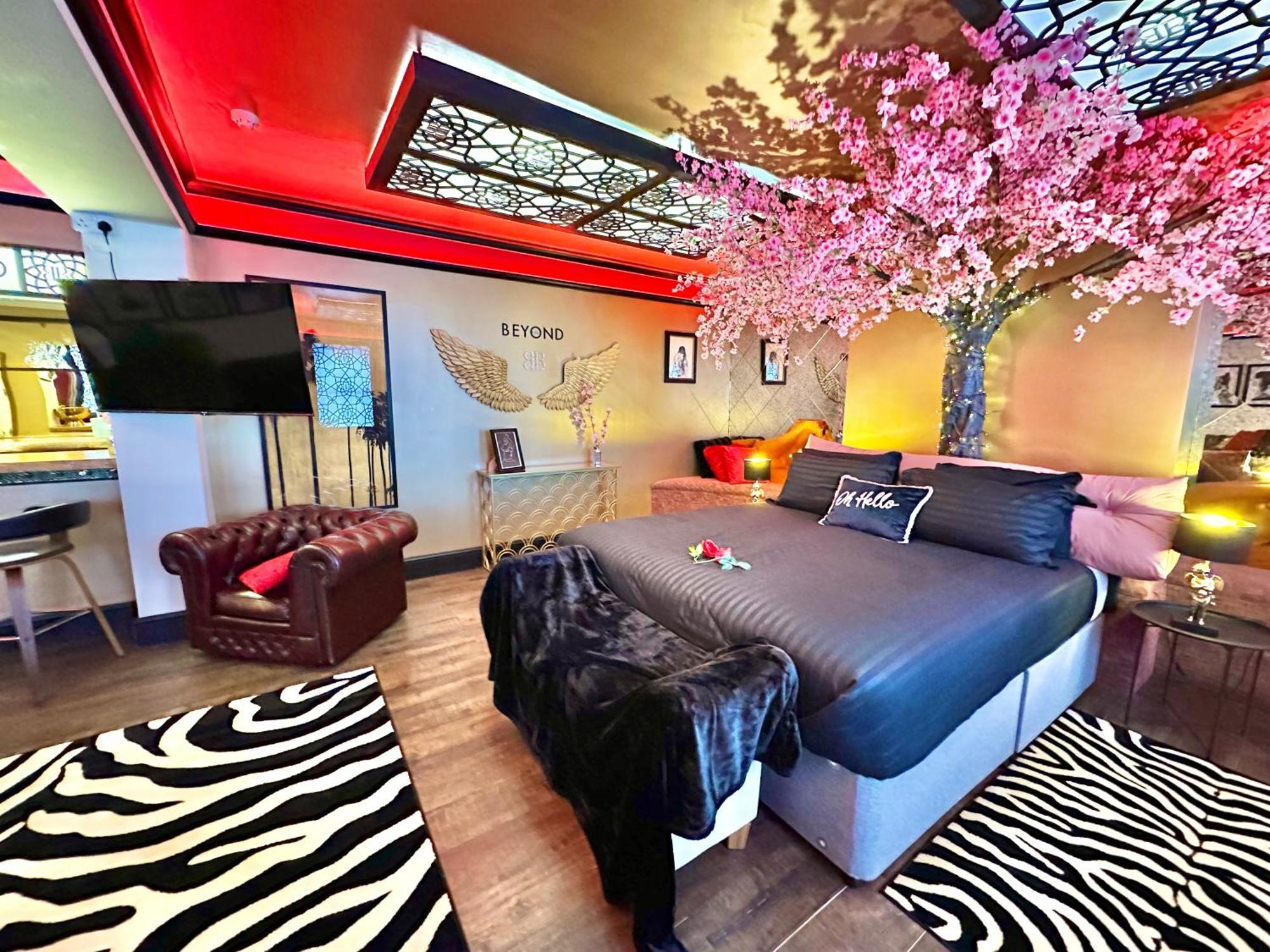 Beyond - Romantic Basement Apartment - Close To Beach - With Parking Bournemouth Buitenkant foto