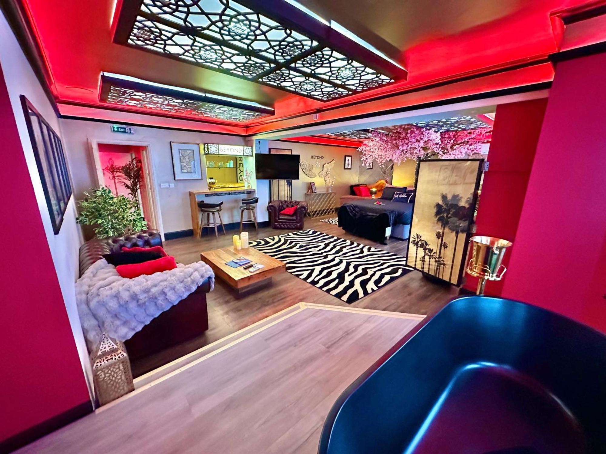 Beyond - Romantic Basement Apartment - Close To Beach - With Parking Bournemouth Buitenkant foto
