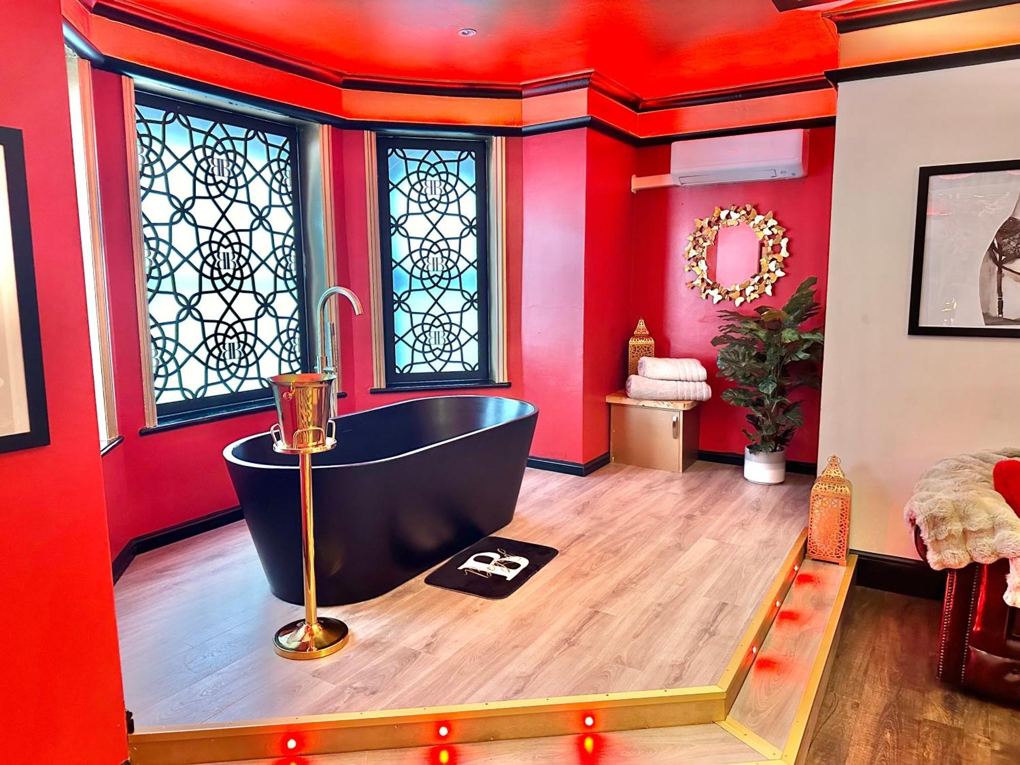 Beyond - Romantic Basement Apartment - Close To Beach - With Parking Bournemouth Buitenkant foto
