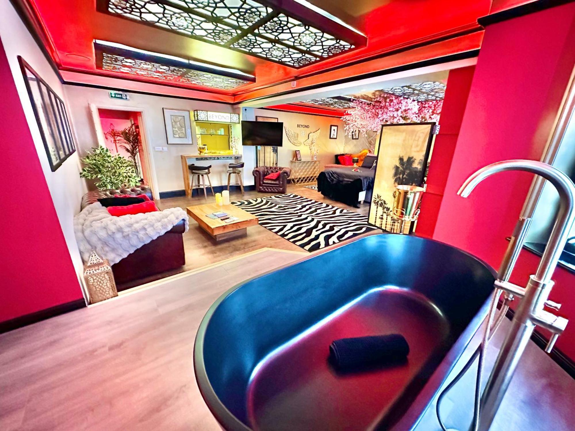 Beyond - Romantic Basement Apartment - Close To Beach - With Parking Bournemouth Buitenkant foto