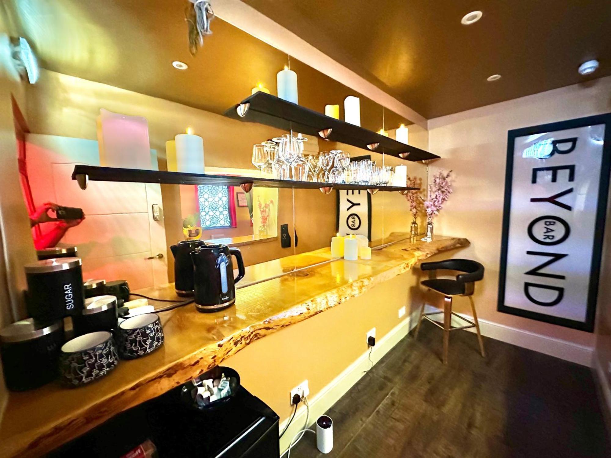 Beyond - Romantic Basement Apartment - Close To Beach - With Parking Bournemouth Buitenkant foto